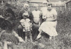 Zdjęcie rodziny w ogrodzie.