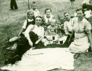 Na zdjęciu widać rodzinę na pikniku.