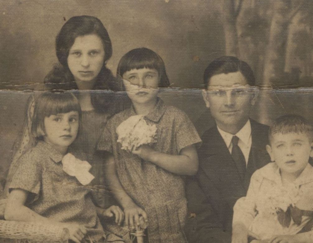 Stara fotografia przedstawia rodzinę. Na zdjęciu widać mężczyznę, Michała Nowik, jego żonę Józefę oraz dzieci, Wandę, Leokadię i Edmunda