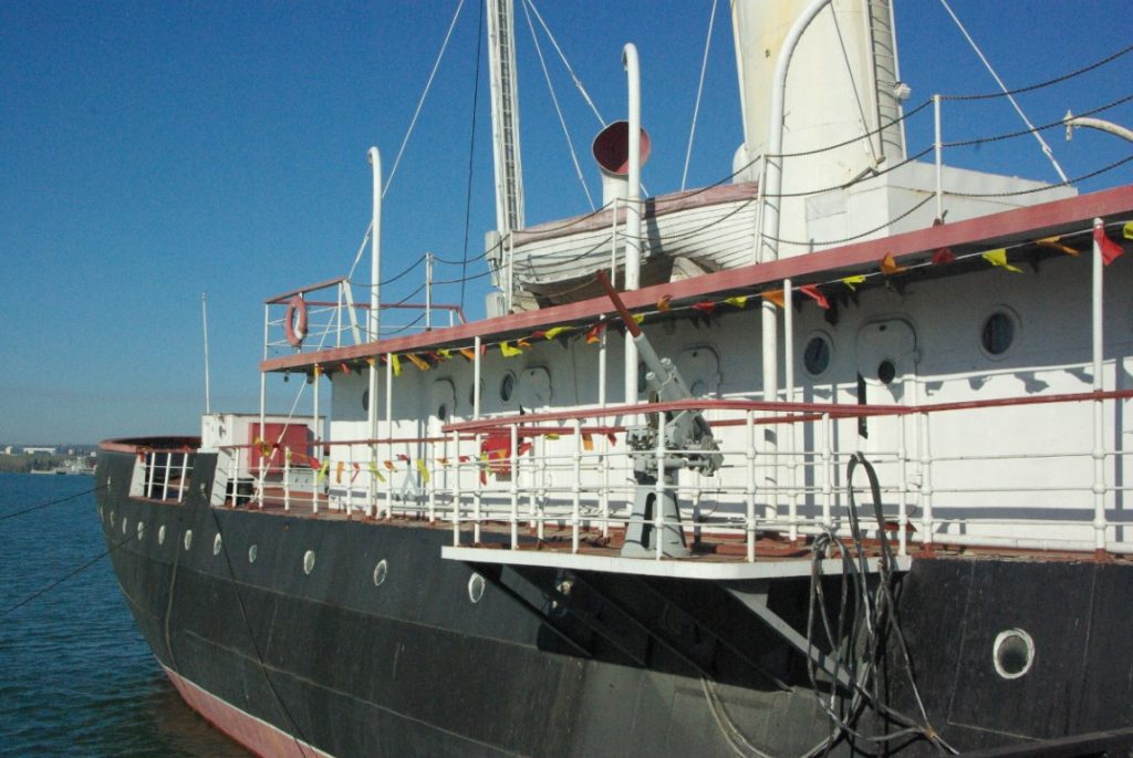 Zdjęcie przedstawia statek na jeziorze Bajkał