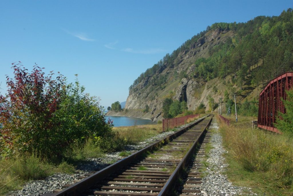 Na zdjęciu widzimy tory kolejowe które to malowniczo ciągną się wzdłuż linni brzegowej jeziora, Bajkał