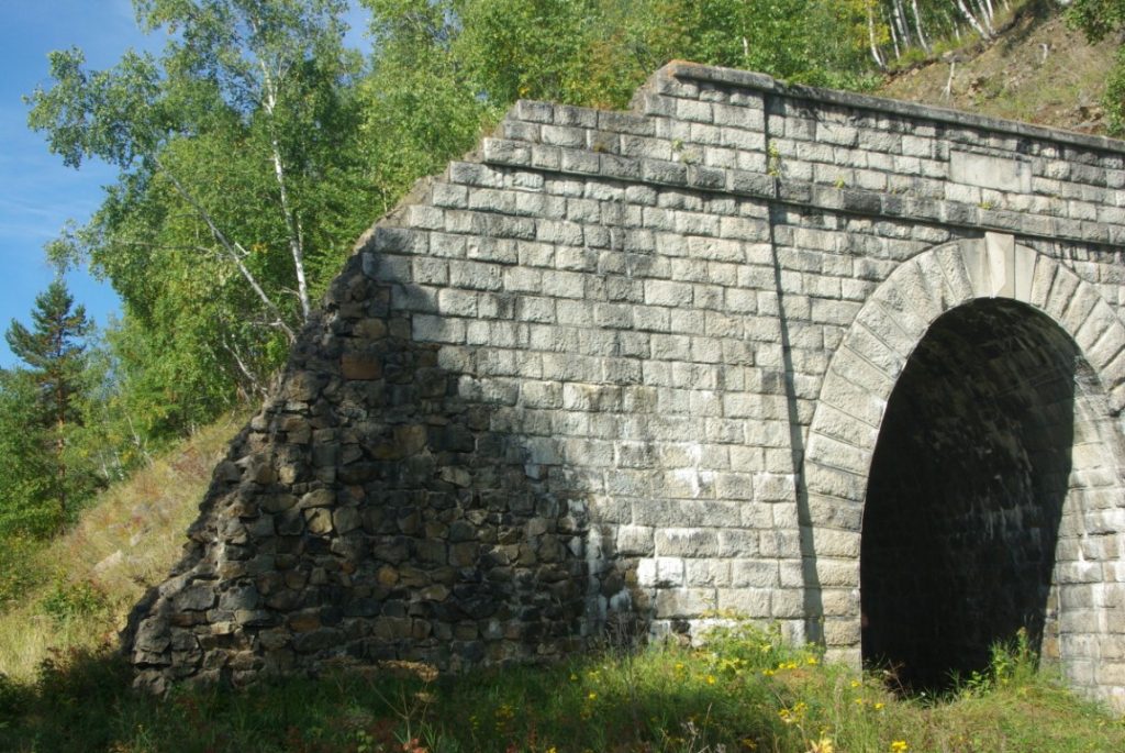 Na zdjęciu widzimy stary, betonowo kamienny tunel kolejowy