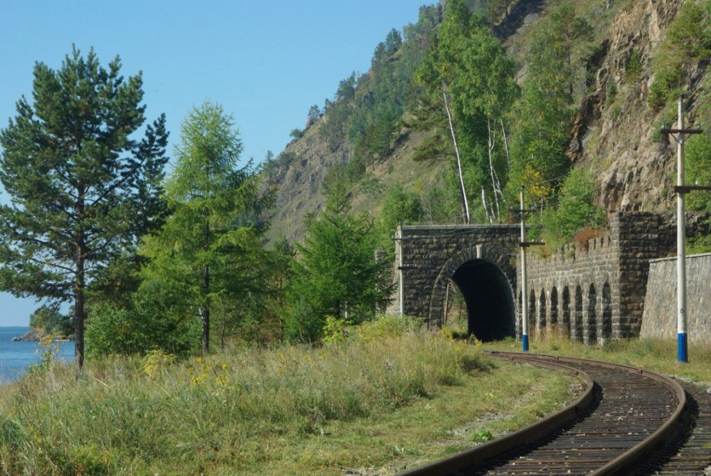 Na zdjęciu widzimy stary betonowo kammieny tunel kolejowy