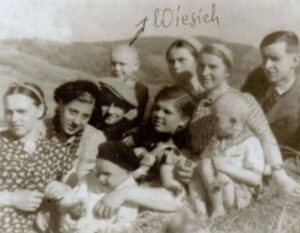 Na zdjęciu widać rodzinę w plenerze.