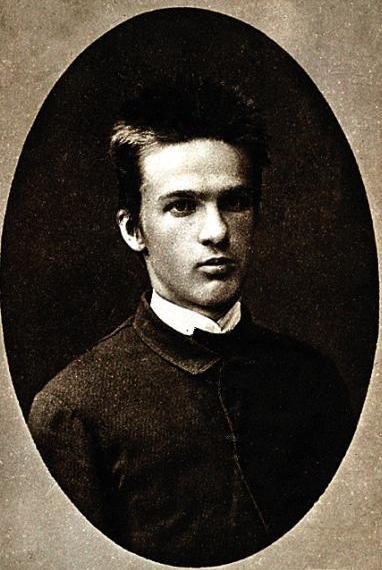 fotografia młodego mężczyzny w jasnej koszuli i ciemnym ubraniu wierzchnim