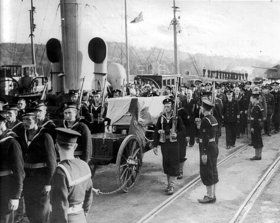 Na zdjęciu widać kondukt pogrzebowy w asyście żołnierzy marynarki wojennej