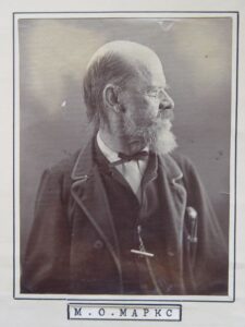 Na zdjęciu widać portret łysego mężczyzny z brodą widzianego z profilu