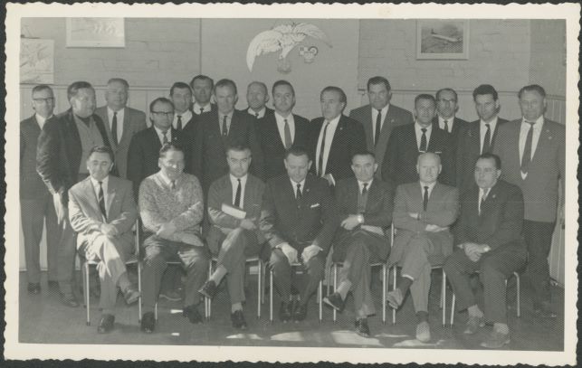 Na zdjęciu widać grupę kilkunastu mężczyzn w garniturach.