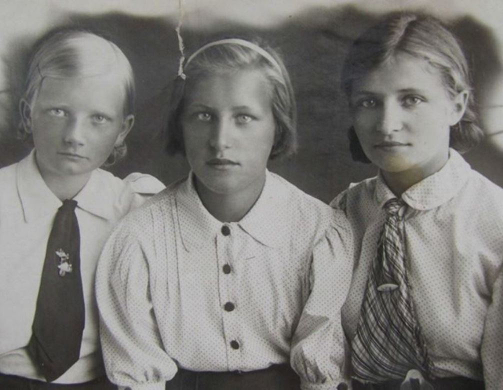 Zdjęcie przedstawia trzy dziewczynki, jedną z nich jest Janian Perwenis, pierwsza z lewej