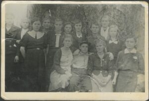 Fotografia grupy dziewcząt w plenerze