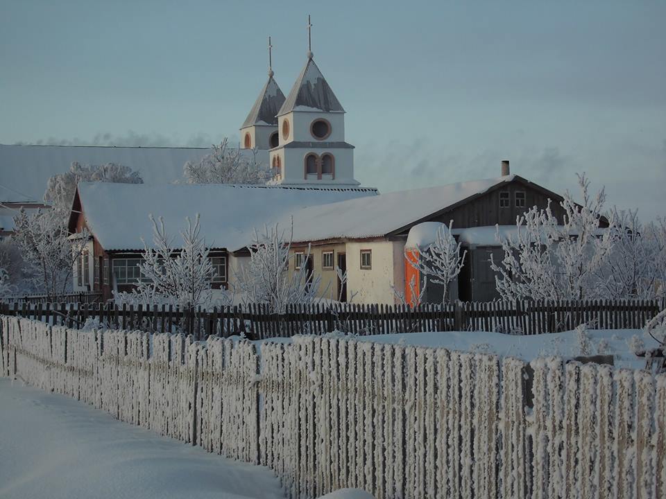 Zimowa panorama z kościołem w tle