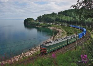Kolej Transsyberyjska nad brzegiem Bajkału – odcinek Utulik-Slyudyanka, 2008. Fot. Sorovas. Na licencji: CC BY-SA 3.0, Wikimedia Commons