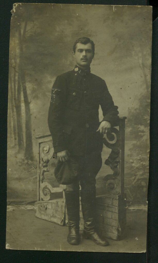 Zdjęcie mężczyzny w mundurze