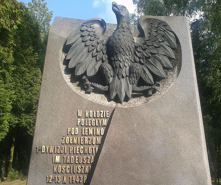 A monument with the eagle