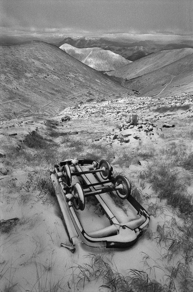 Kołyma. Widok na górską dolinę ze zniszczonym wagonikiem
