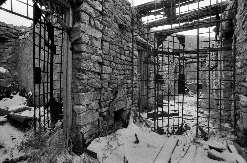 Kołyma. Ruiny więziennych pomieszczeń