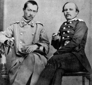 Dwaj siedzący mężczyźni w mundurach. Walichanow