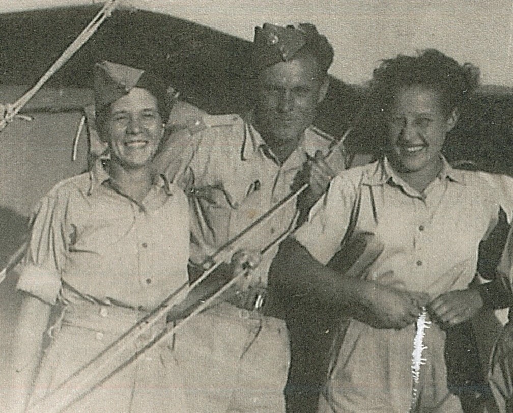 Waleria Sawicka stoi z prawej. Obok Leonid Teliga i nieznana kobieta w mundurze