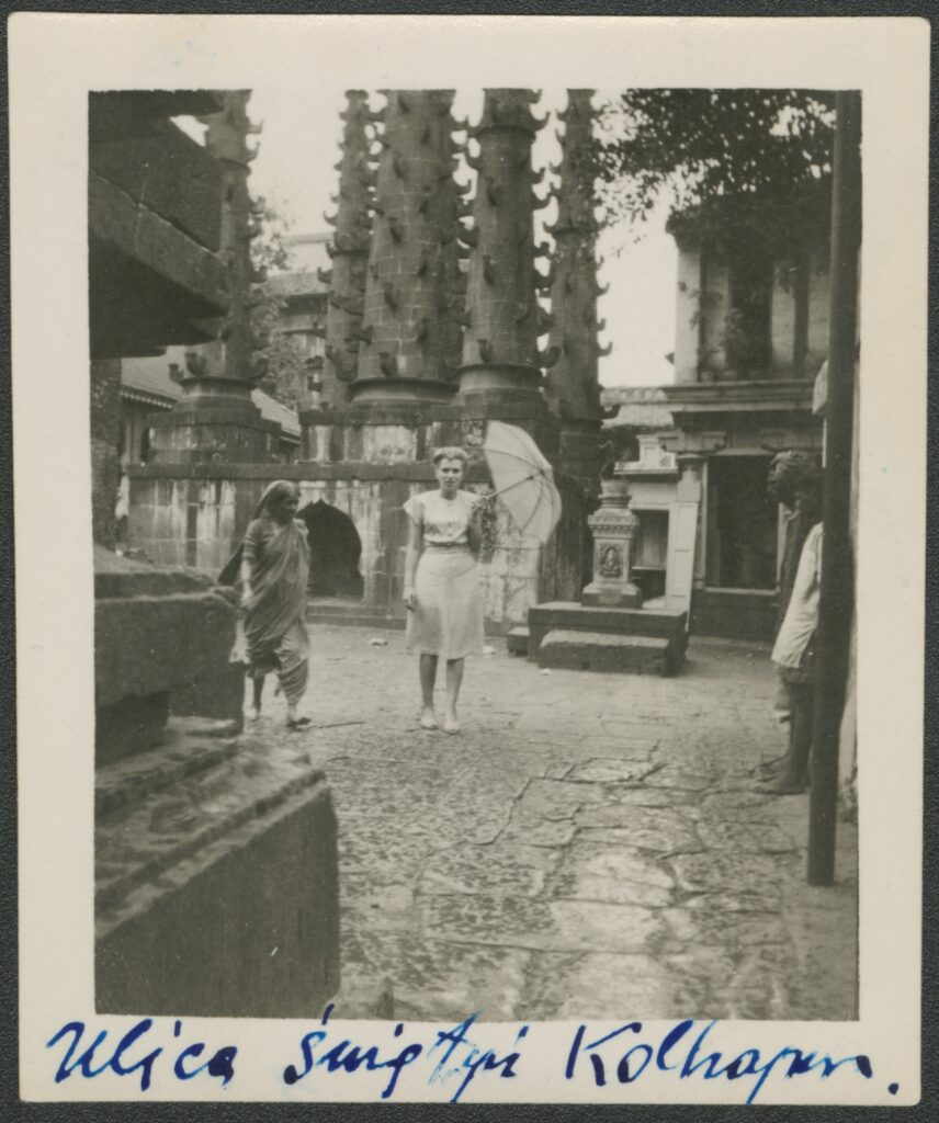Fotografia kobiety wśród budowli w stylu orientalnym