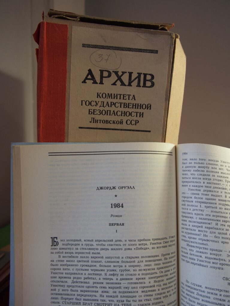 Zdjęcie przedstawiające otwartą książkę Georga Orwella pt. Rok 1984 w języku rosyjskim.